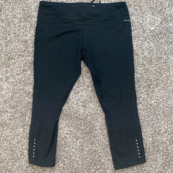 Black Nike leggings perfect for the gym or leisure wear - Picture 4 of 4